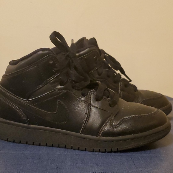 Jordan Other - Air Jordan 1 mids Triple black GS